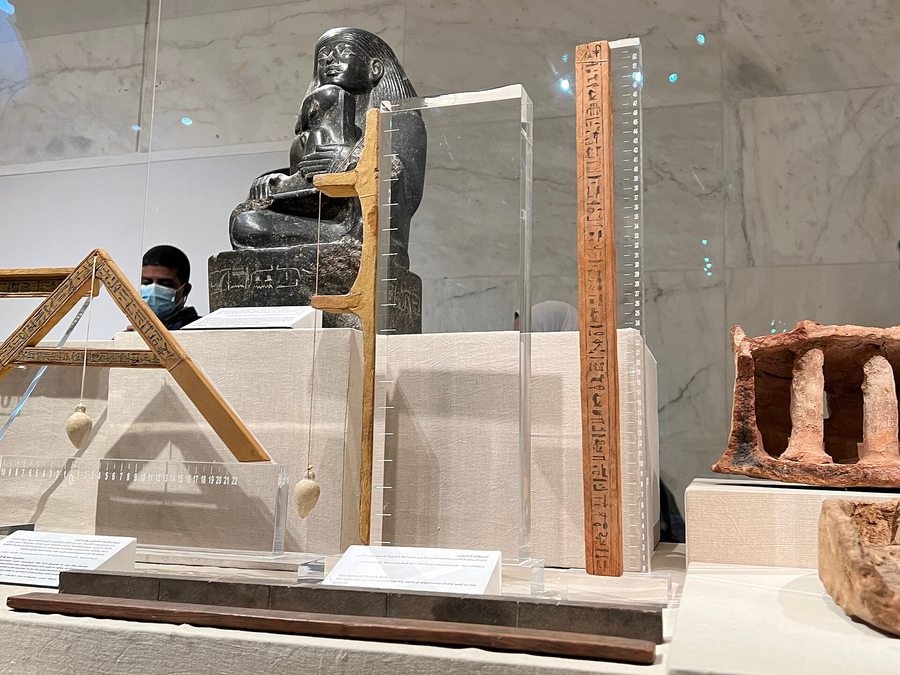 Separate live visitor information, a digital collection clue and one observed display state.